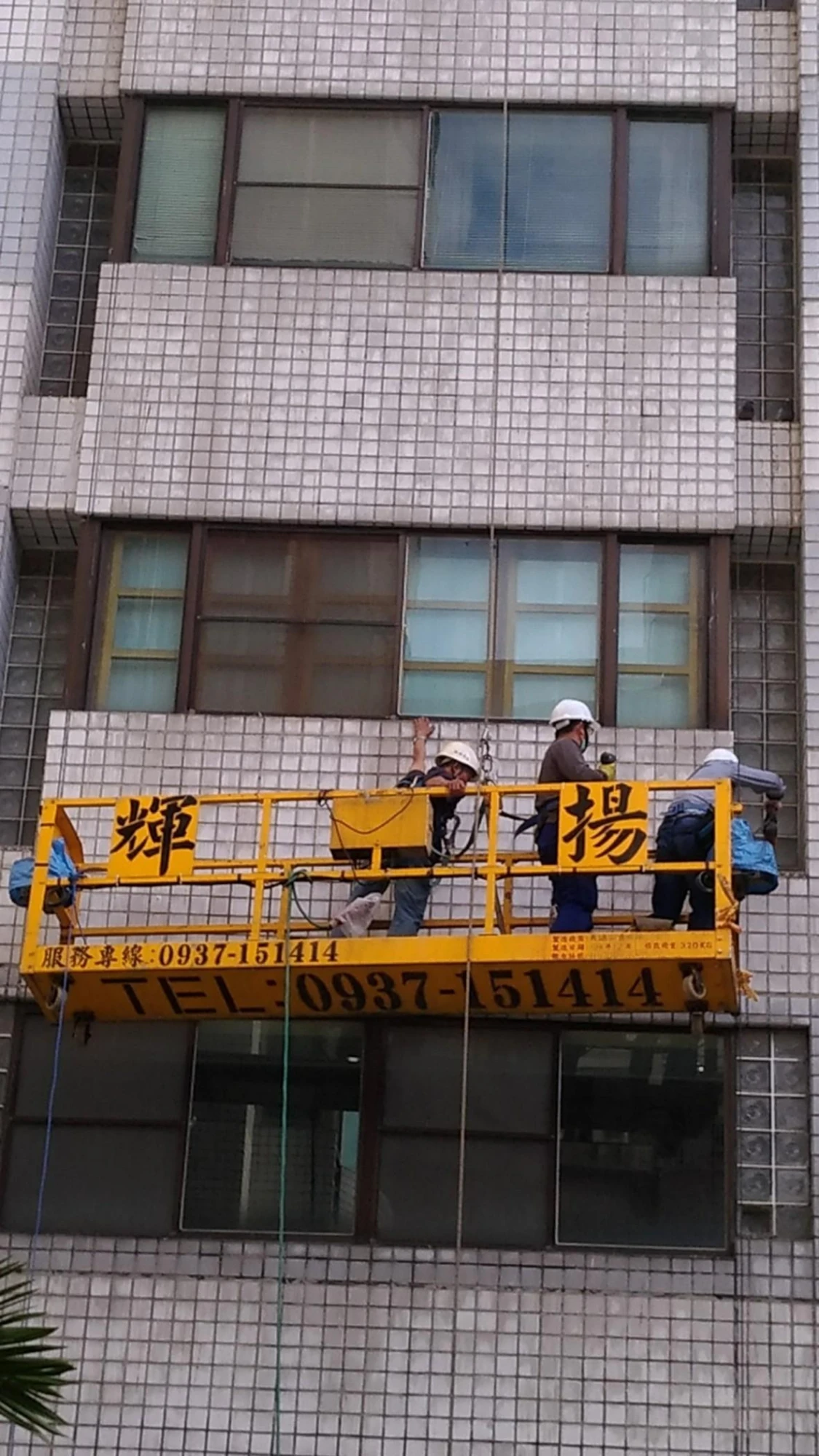 台中翡翠皇宮社區 隱形鐵窗防鴿子工程