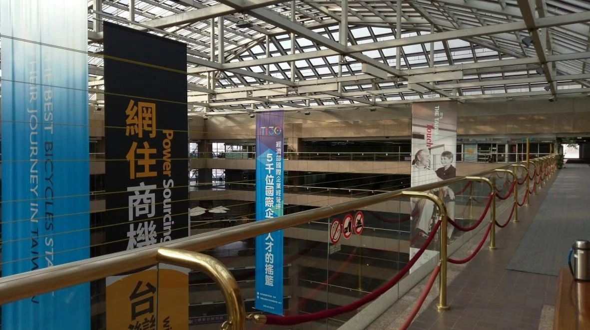 台北世貿一館 女兒牆加高防墜工程