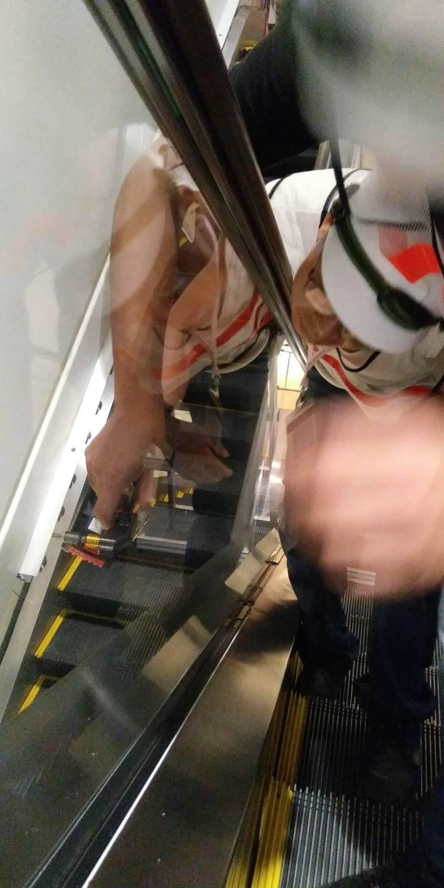 高雄義大購物中心 手扶梯防墜隱形鐵窗工程