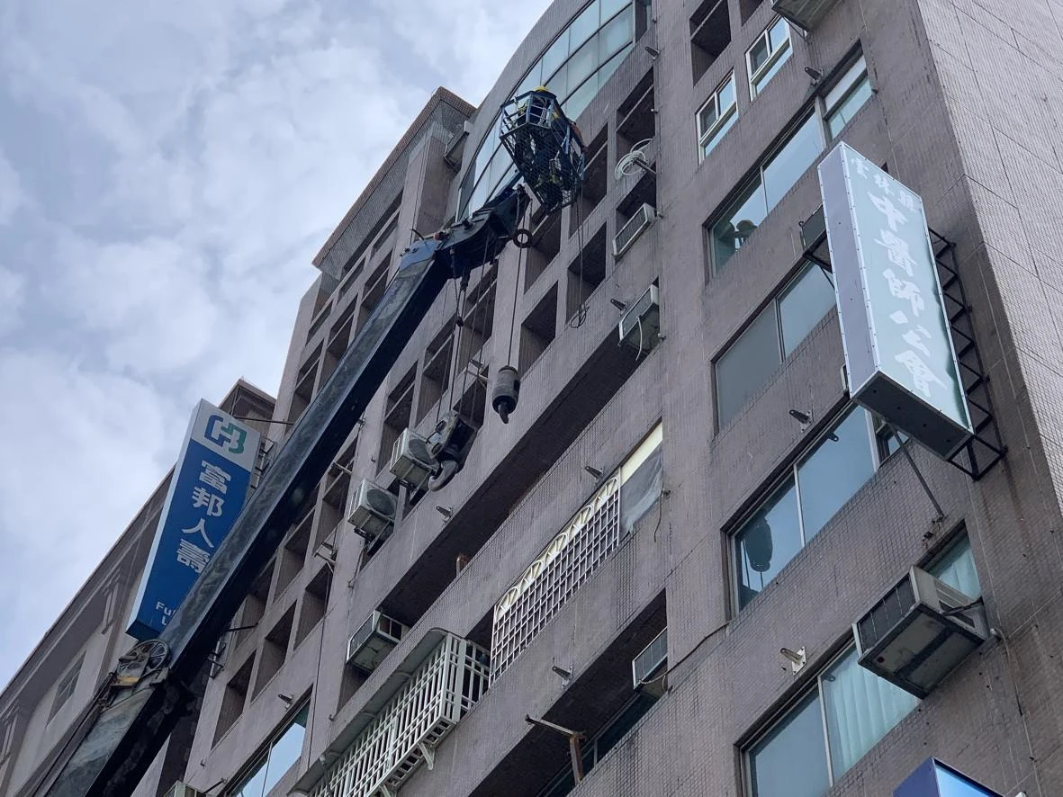 台北富邦人壽辦公室 窗戶窗台隱形鐵窗防鴿工程
