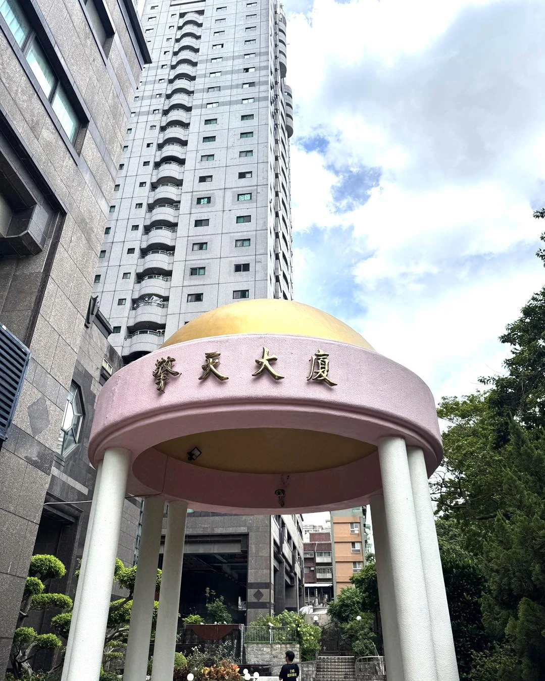 板橋擎天大夏｜隱形鐵窗防墜