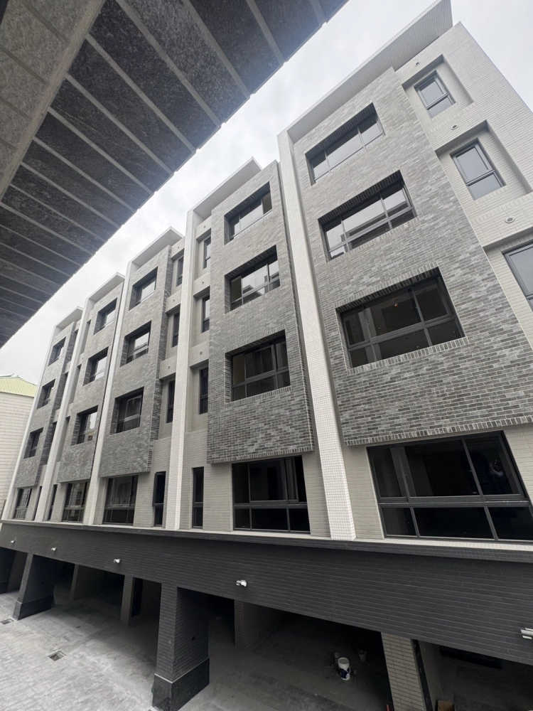 高雄市岡山透天新建案