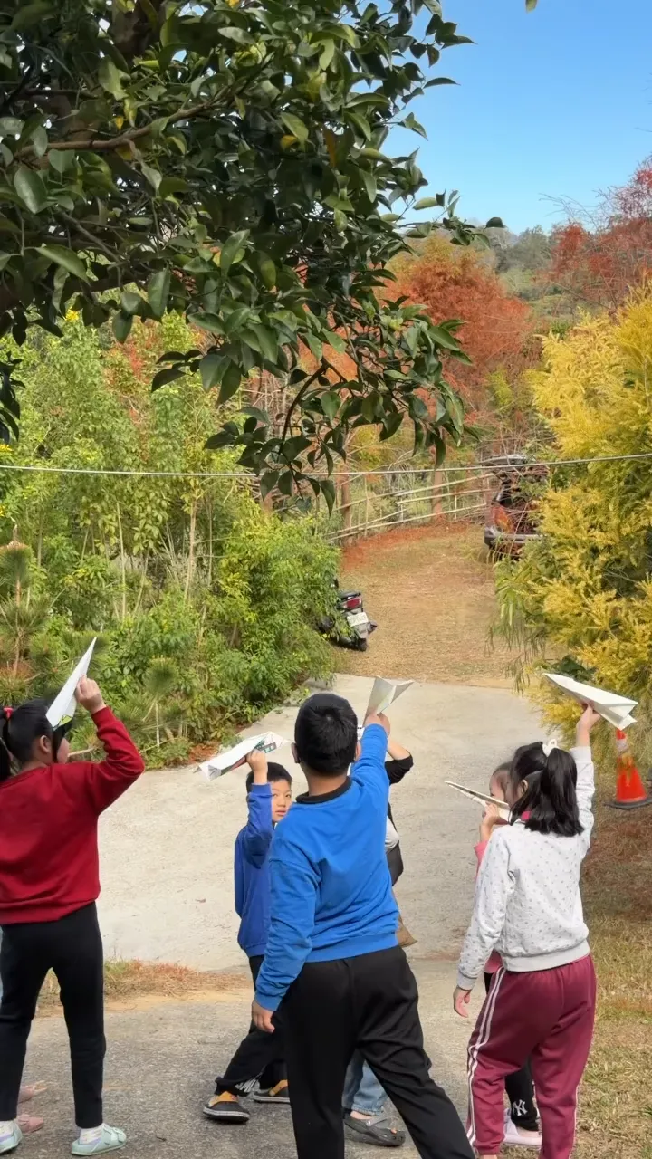 我們大人有多久沒像孩子開心的笑了，純真的童年，一台紙飛機，就能帶來簡單的快樂。