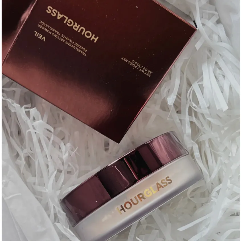  Hourglass 薄紗透明定妝蜜粉