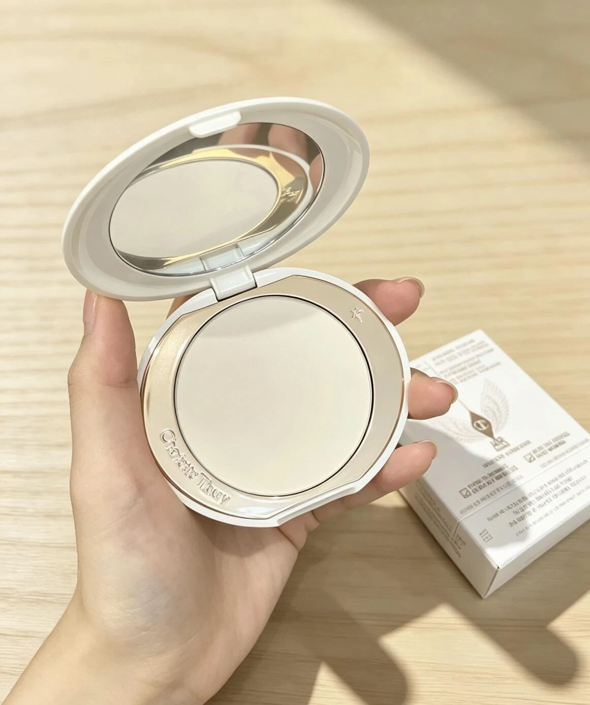 Charlotte Tilbury 無瑕定妝粉餅