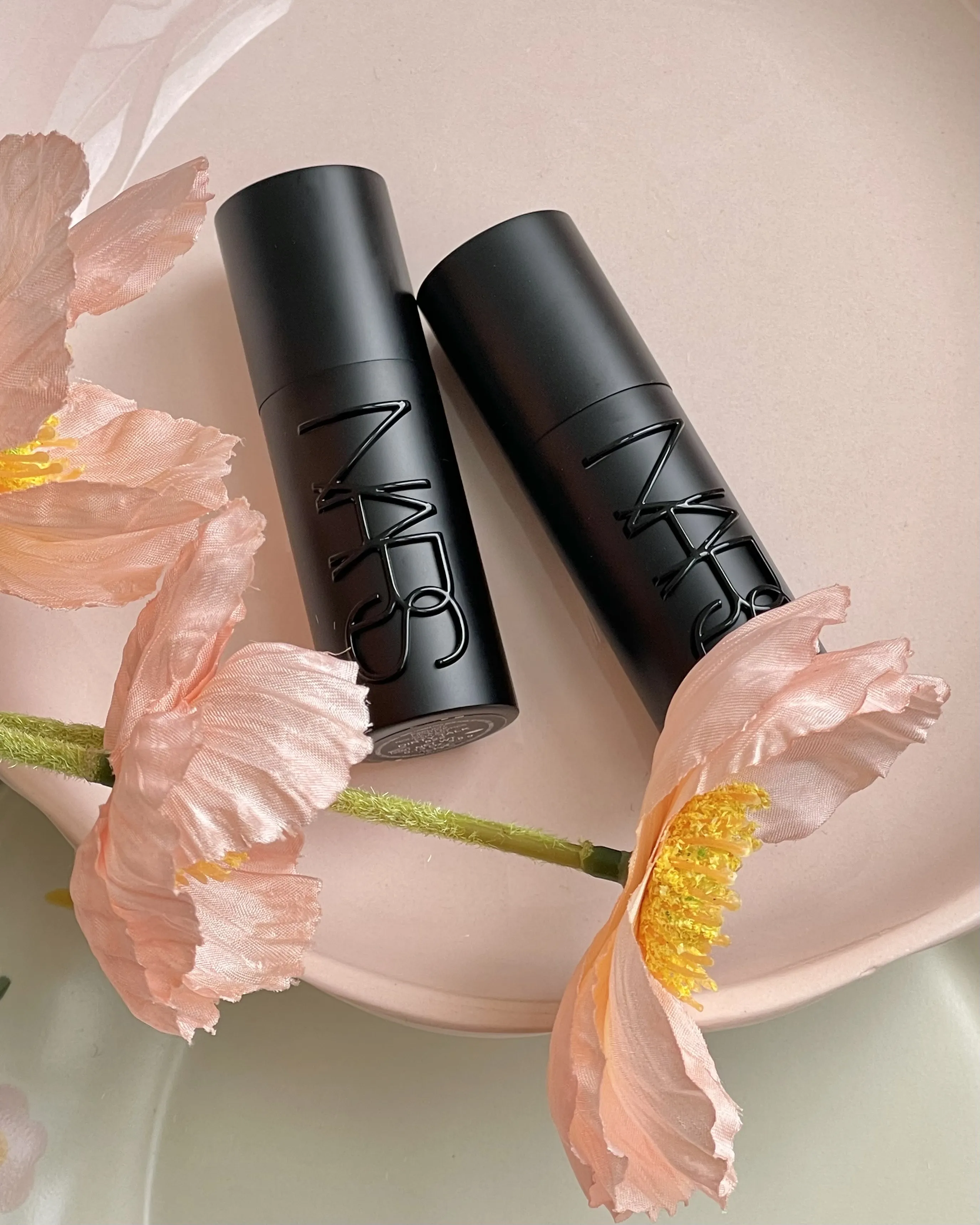 NARS 奢慾緞光唇膏