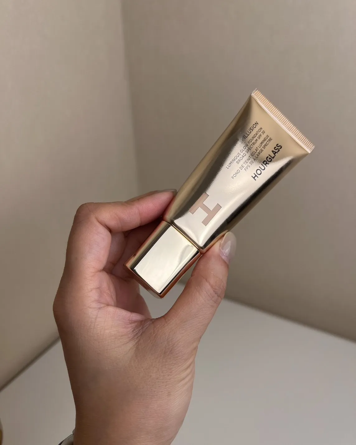 Hourglass 柔焦亮澤粉底液