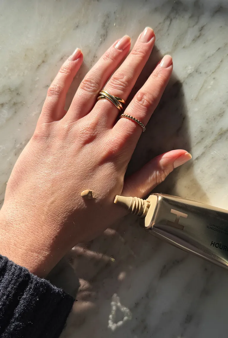 Hourglass 柔焦亮澤粉底液