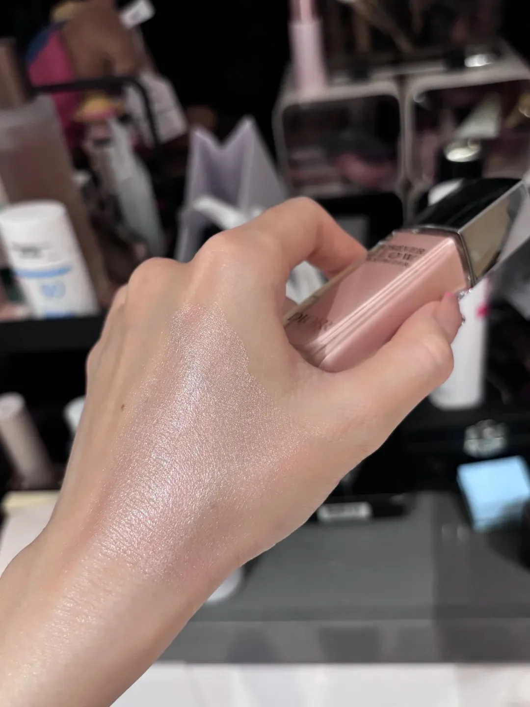  DIOR 超完美持久亮采露