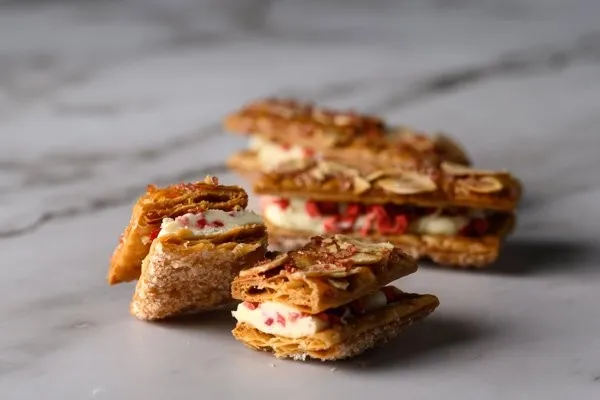 日本 ALMOND 拿破崙派夾心餅 季節限定