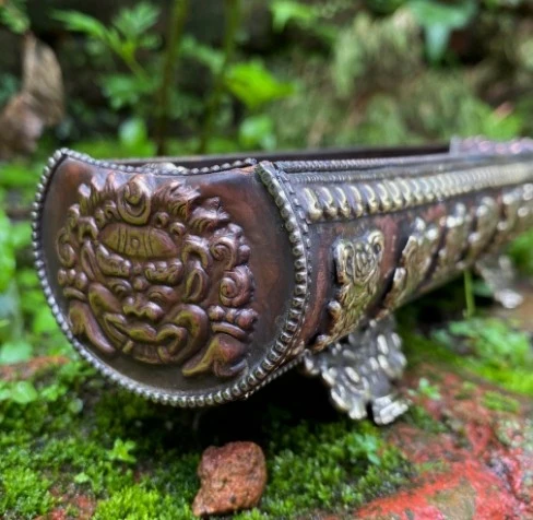 尼藏【古典手工藏香爐(吉祥八寶~純黃銅半截式無蓋臥香爐)】尼泊爾復古藏式風格~巴特岡古城藝術