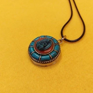西藏空運來台【尼泊爾藏式釋迦牟尼佛嘎烏盒精緻項鍊佩飾】(綠松石鑲邊) 美觀細緻藏飾