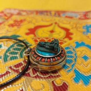 西藏空運來台【尼泊爾藏式蓮師.釋迦牟尼佛.白度母嘎烏盒精緻項鍊佩飾】(紅寶鑲邊) 美觀細緻藏飾