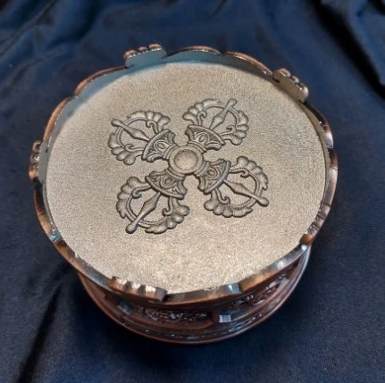 西藏【萬壽藤香爐 (八吉祥萬壽藤蓋雅致香爐 銅合金)】
