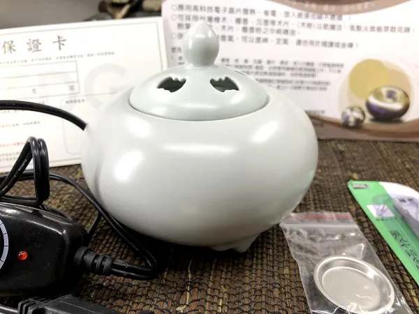 請問電子薰香爐內附的小鐵盤要怎麼使用呢？