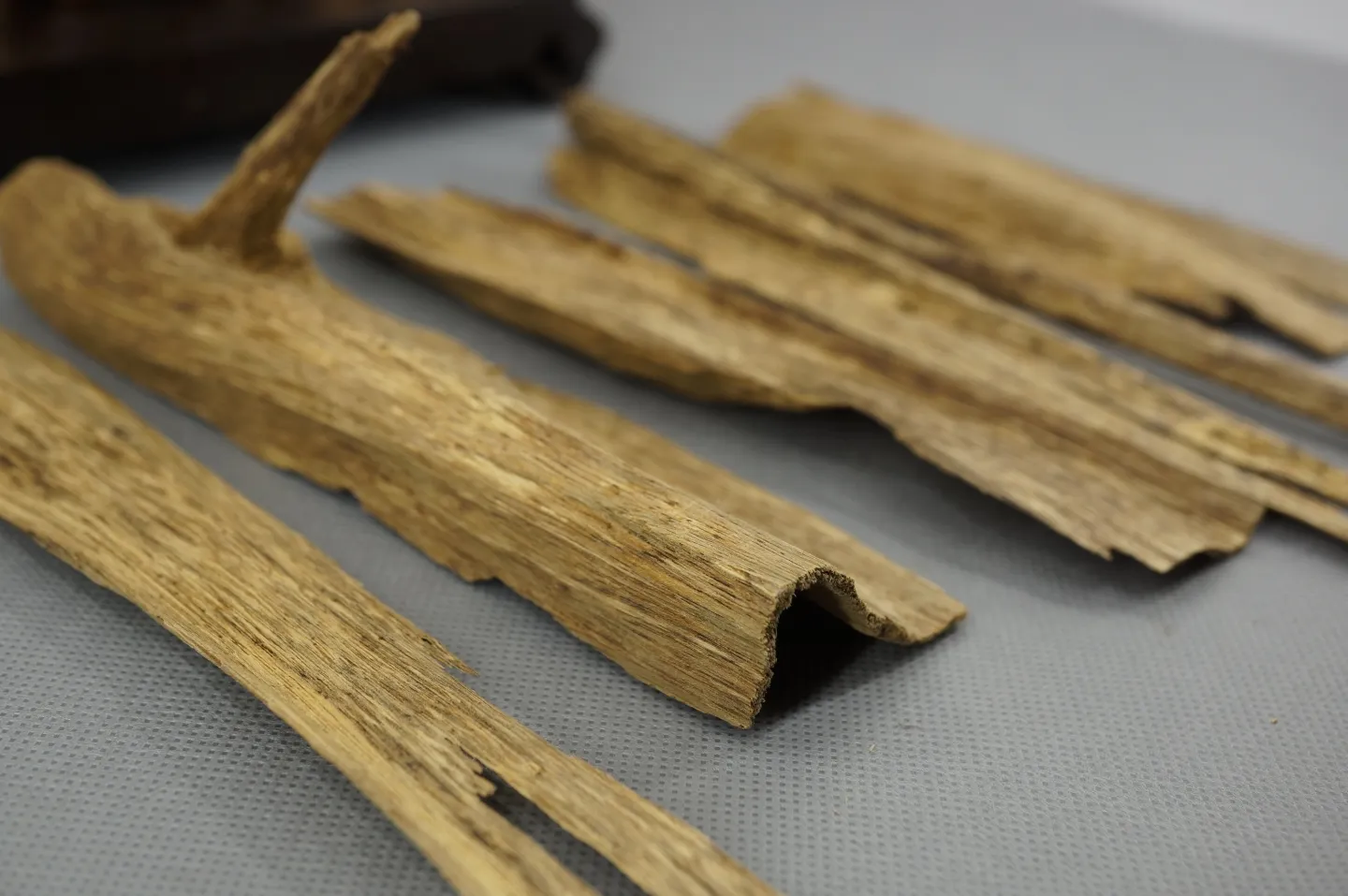 寮國沉香片殼每g