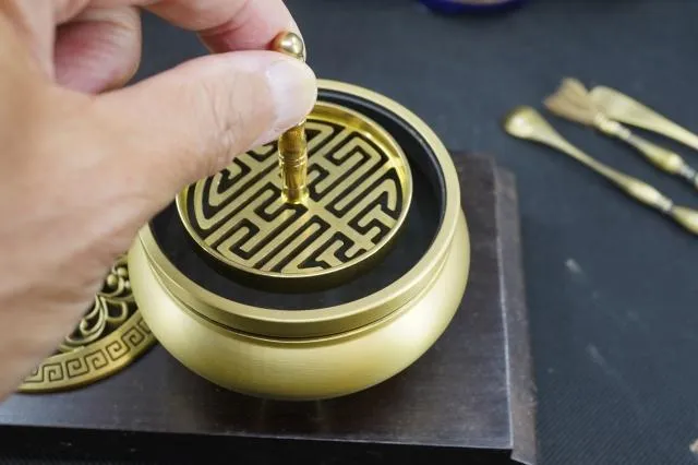 銅金蓮蓋三足香爐