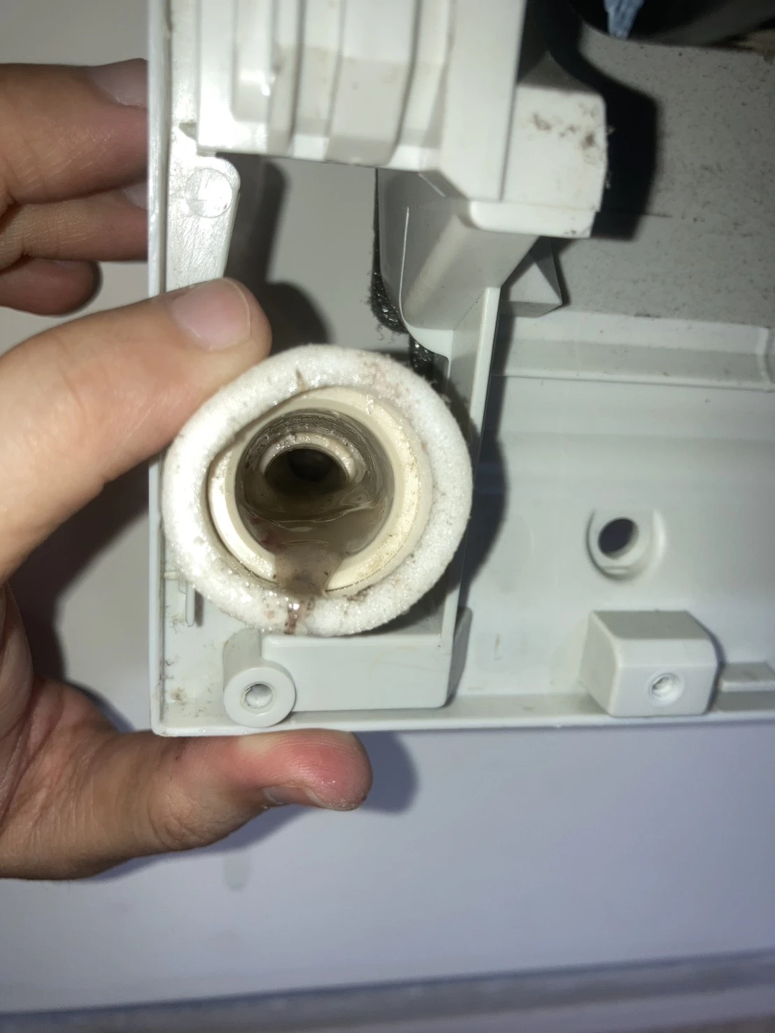 冷氣排水管阻塞，導致漏水