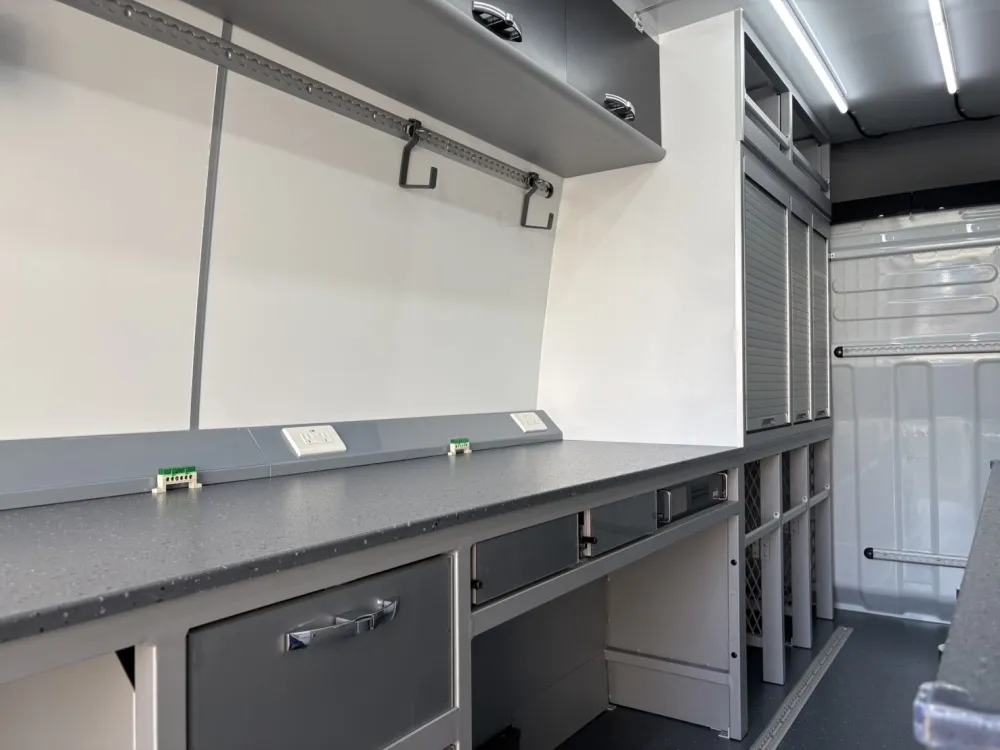 高機能試驗設備整合之行動工作車