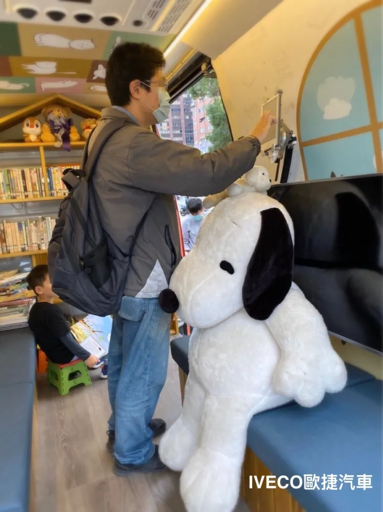 親子共讀行動書車服務