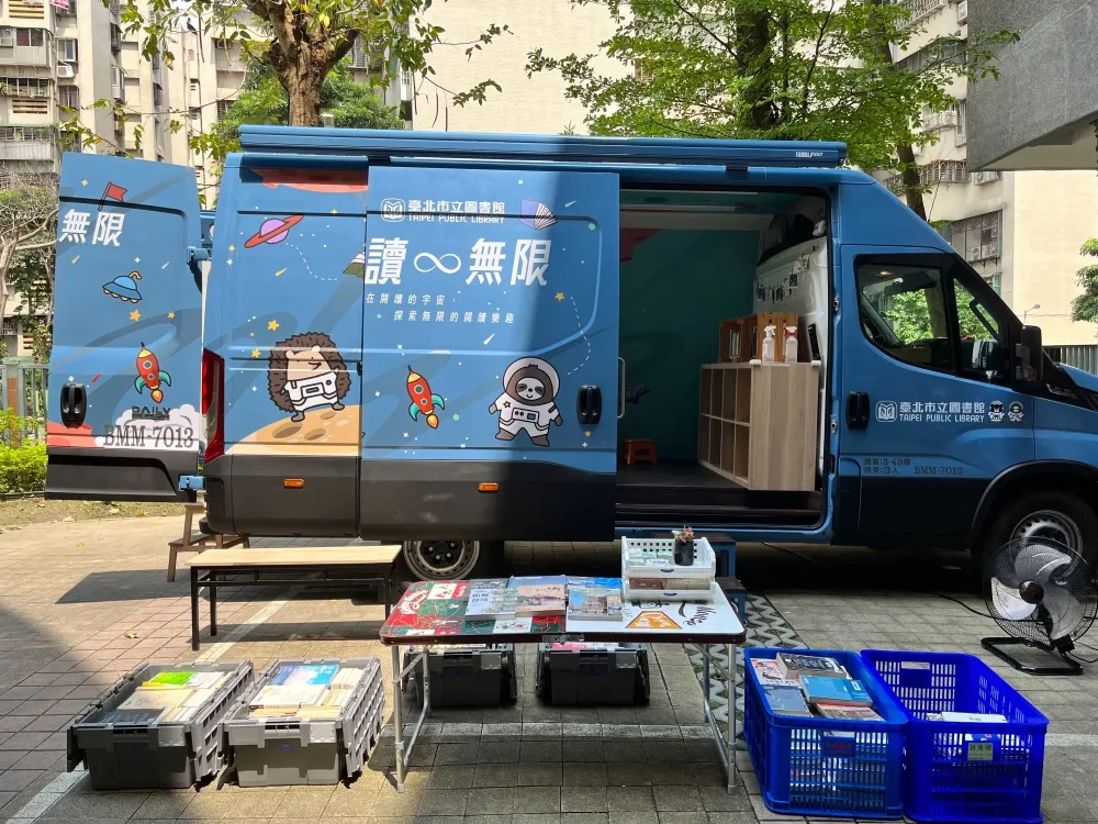 社區巡迴閱讀行動書車