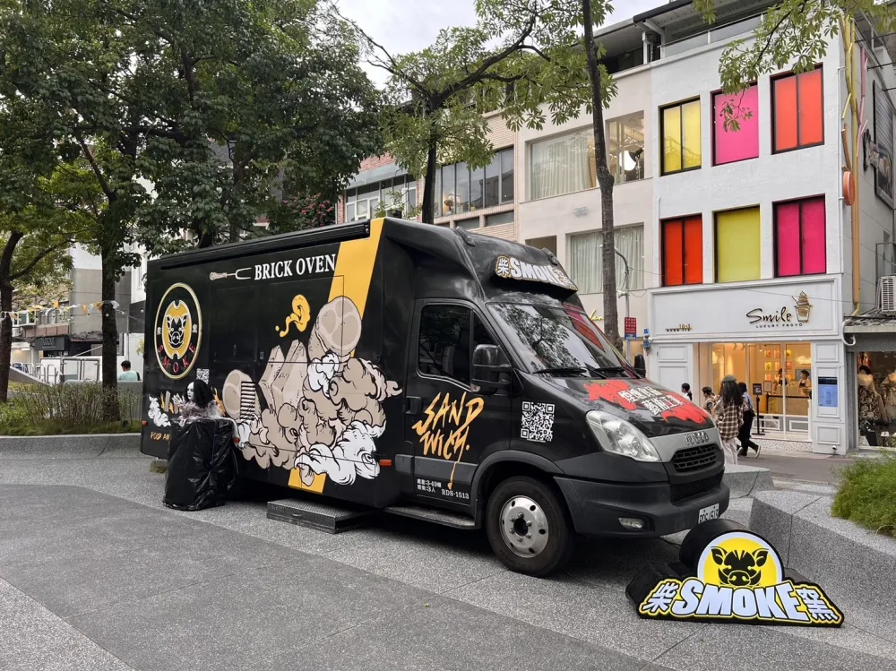 柴窯火腿商用行動餐車外觀設計