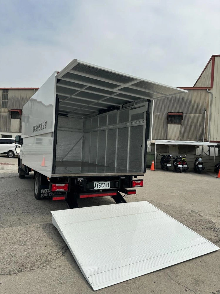 寵物用品運送物流車