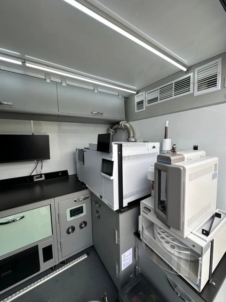 台灣自來水-水質行動檢驗車後艙作業空間