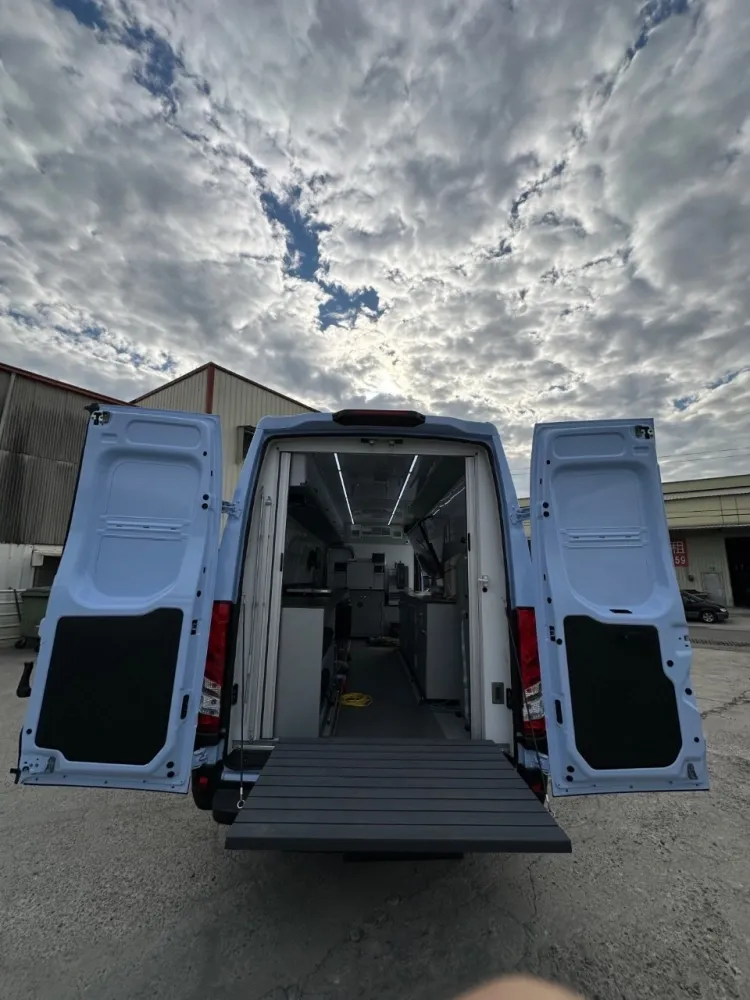 台灣自來水-水質行動檢驗車後艙作業空間