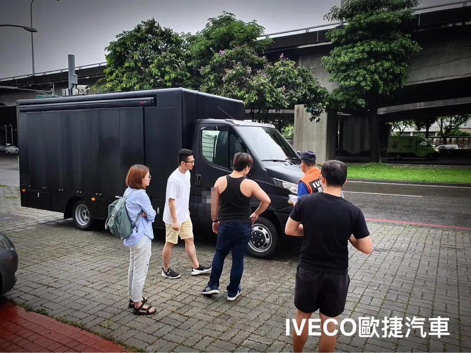 愛進化 × 犀牛盾品牌服務車