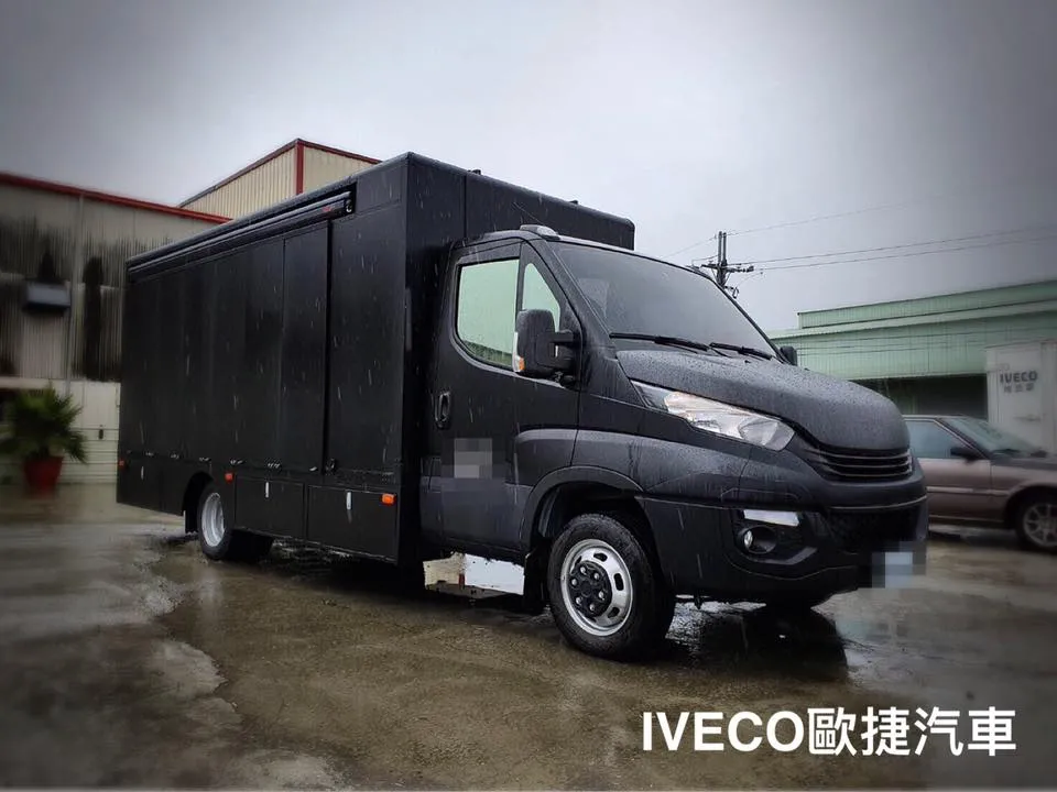 愛進化 × 犀牛盾品牌服務車
