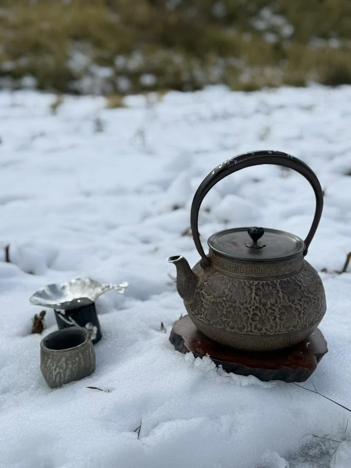 很多人以為鐵壺只是泡茶的器具。 但在日本收藏圈，它其實是一種歷史。