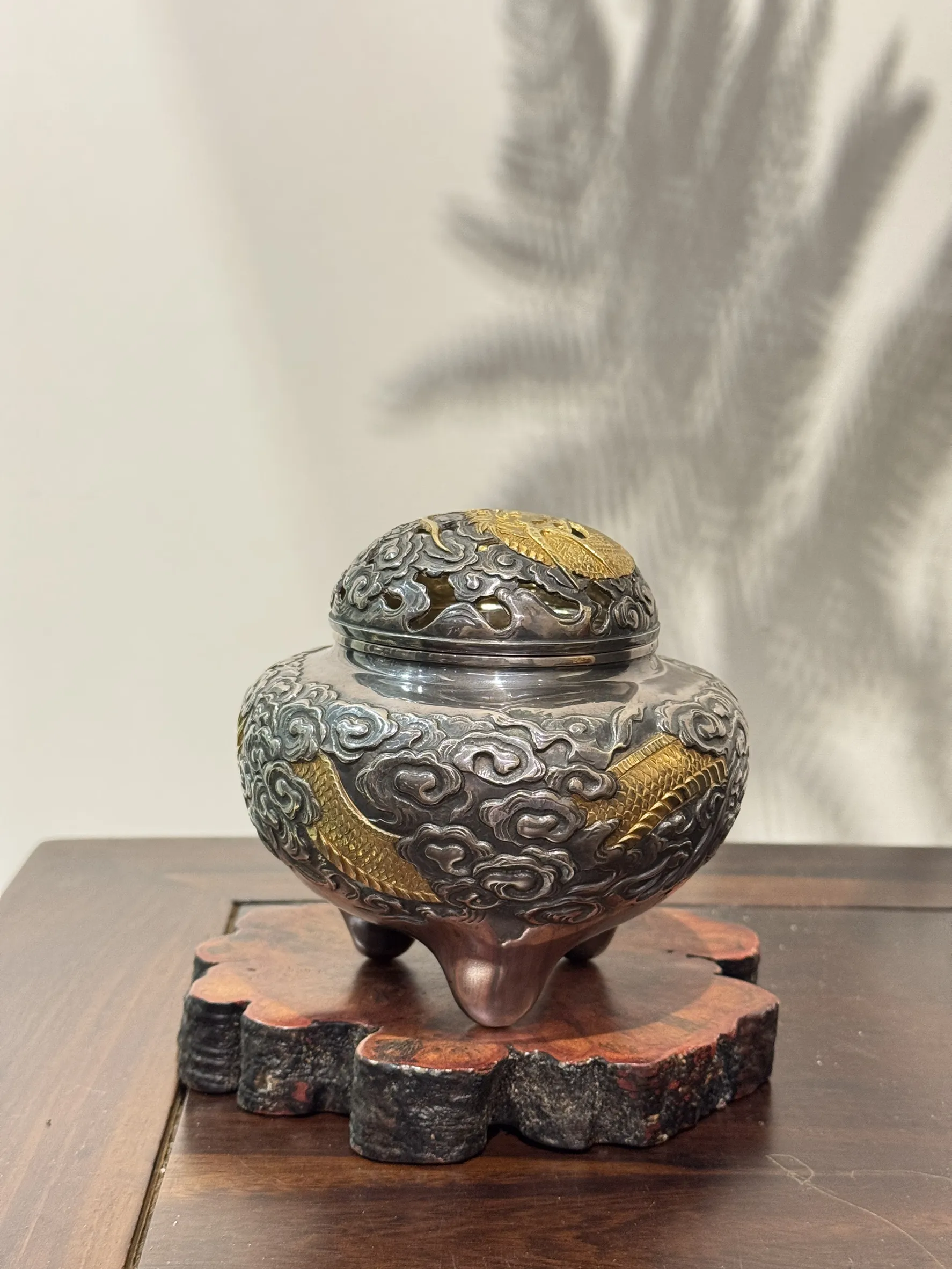 六代藏六 嵌金雲龍 純銀香爐