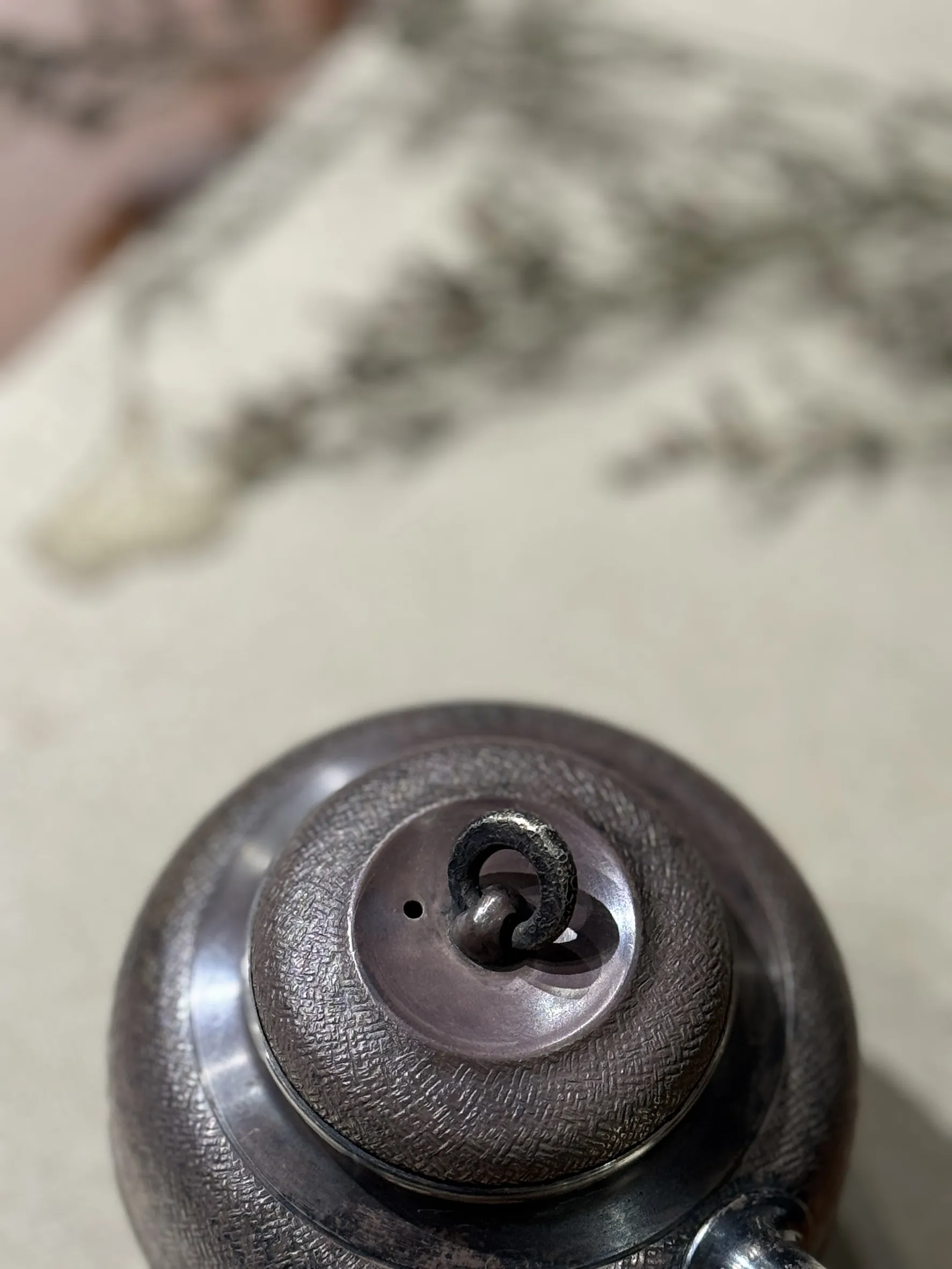 燻紫岩肌紋 環摘純銀牙把急須