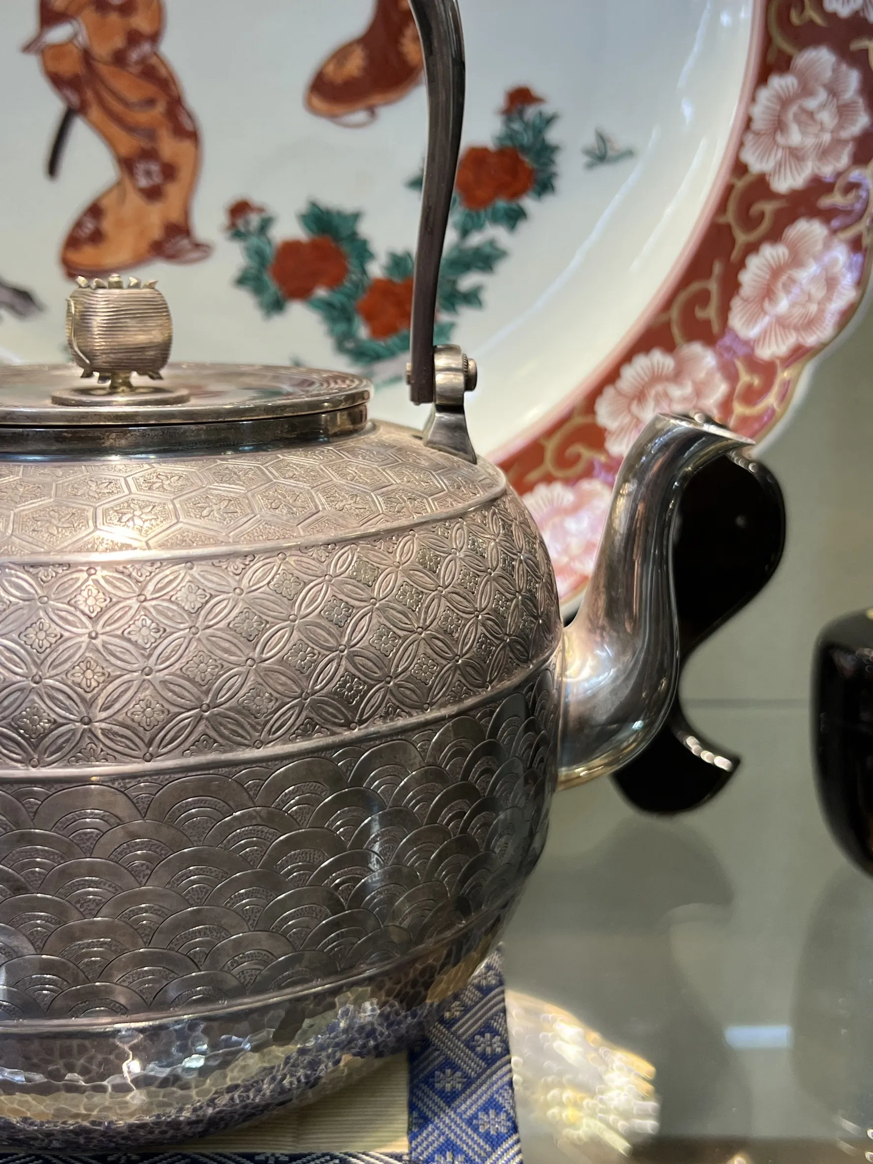 明治一晃齋作 燻紫手打金襴模樣 純銀湯沸