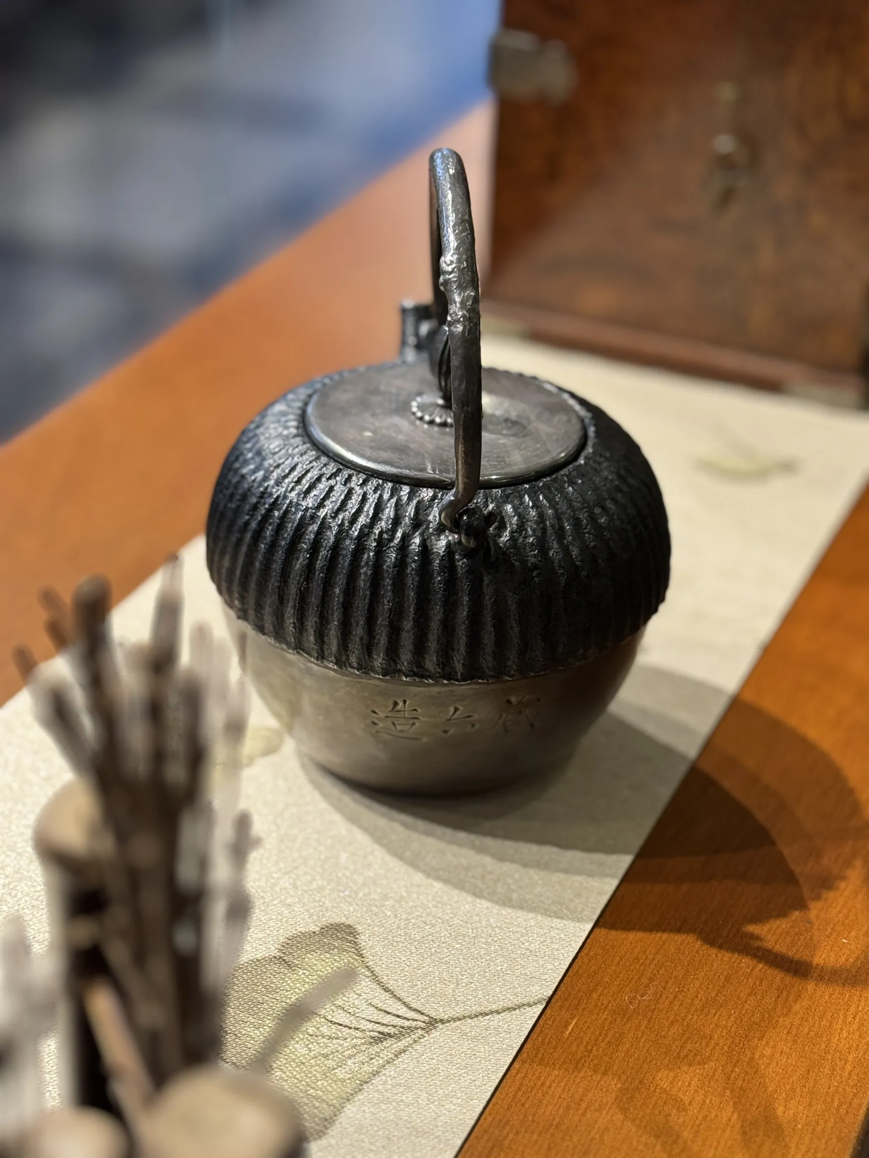 二代藏六作 銀包銅蓋 菊形1/2張打鐵銀壺