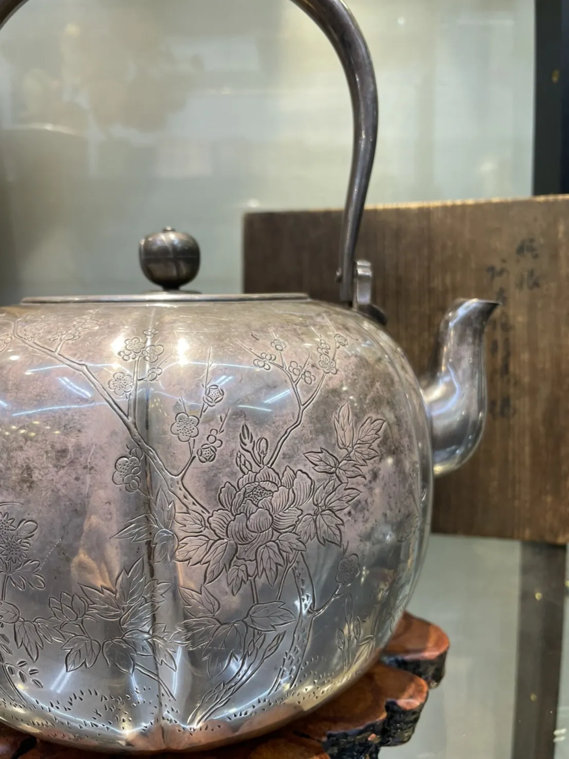 二代村田耕閑作 阿古陀形花草彫純銀大湯沸