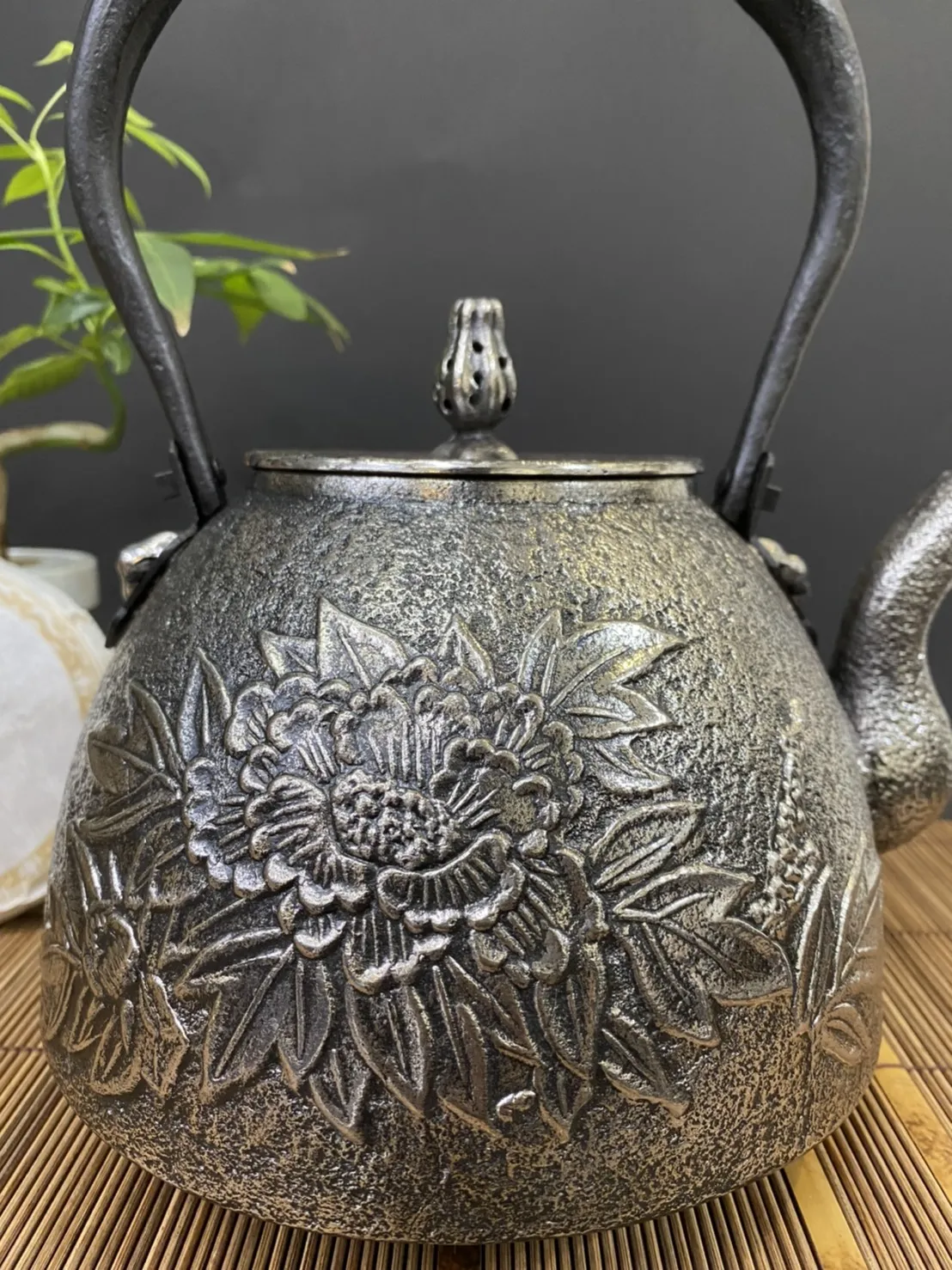 三嚴堂牡丹花砂鐵壺