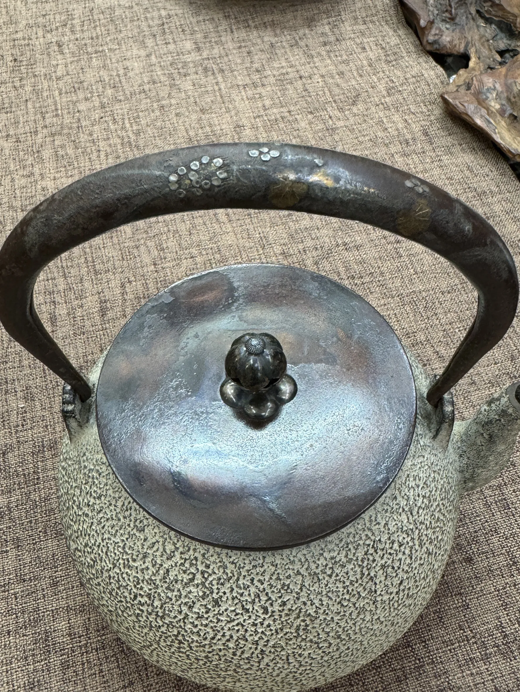 光玉堂 白肌達摩形 銀摘銀象嵌把老鐵瓶