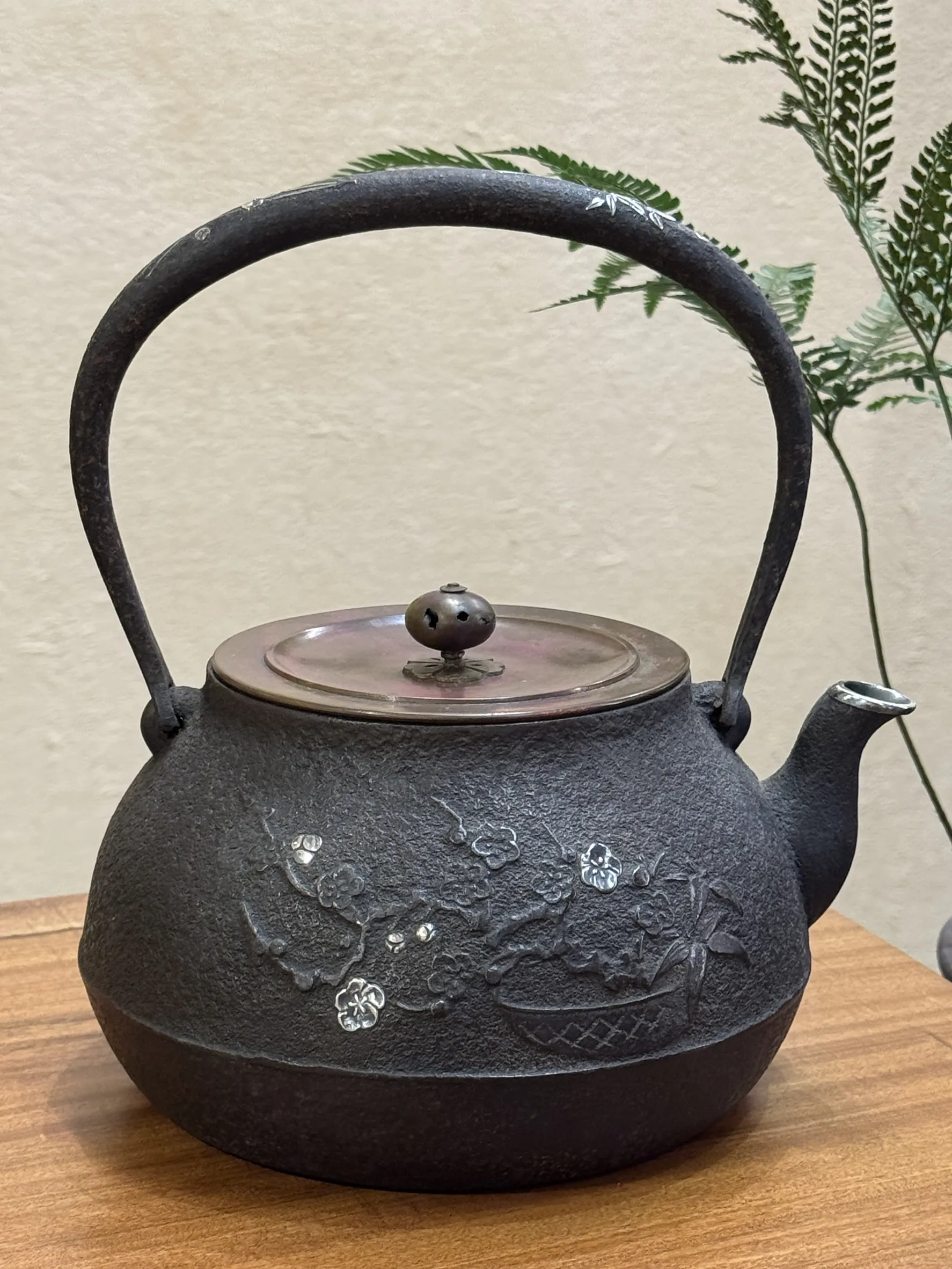 銀象嵌把梅花嵌銀口 老鐵壺