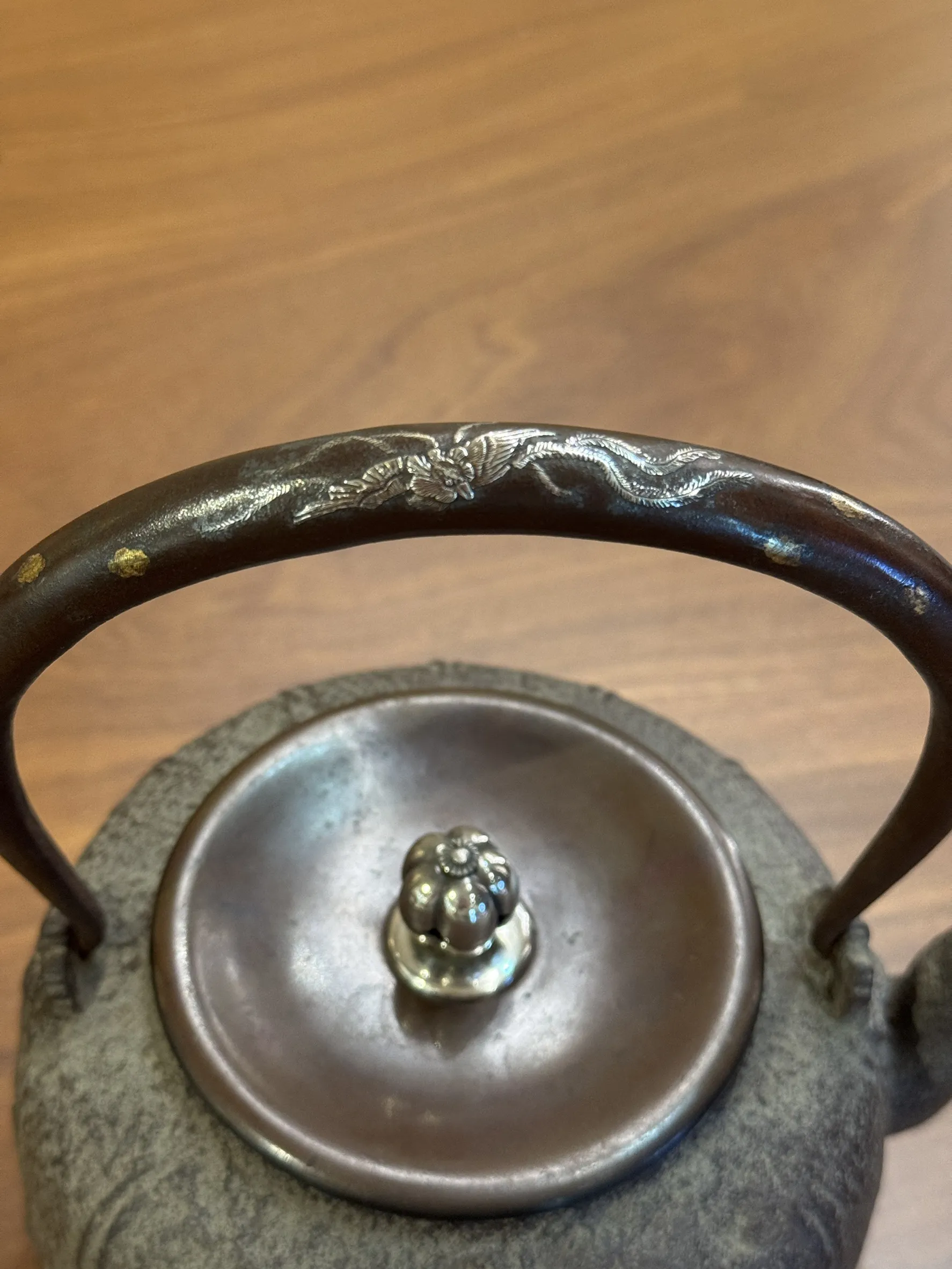 金壽堂作 銀摘菊桐紋 金銀象嵌鳳凰把老鐵壺