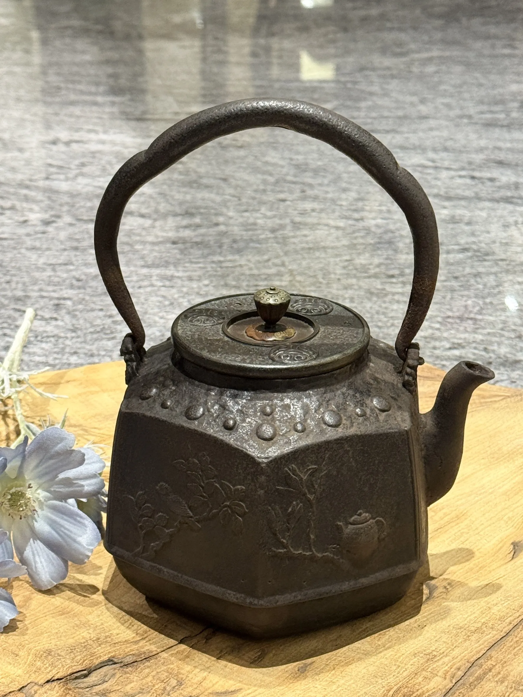 晴壽堂作 三彎把六面型花鳥紋老鐵瓶