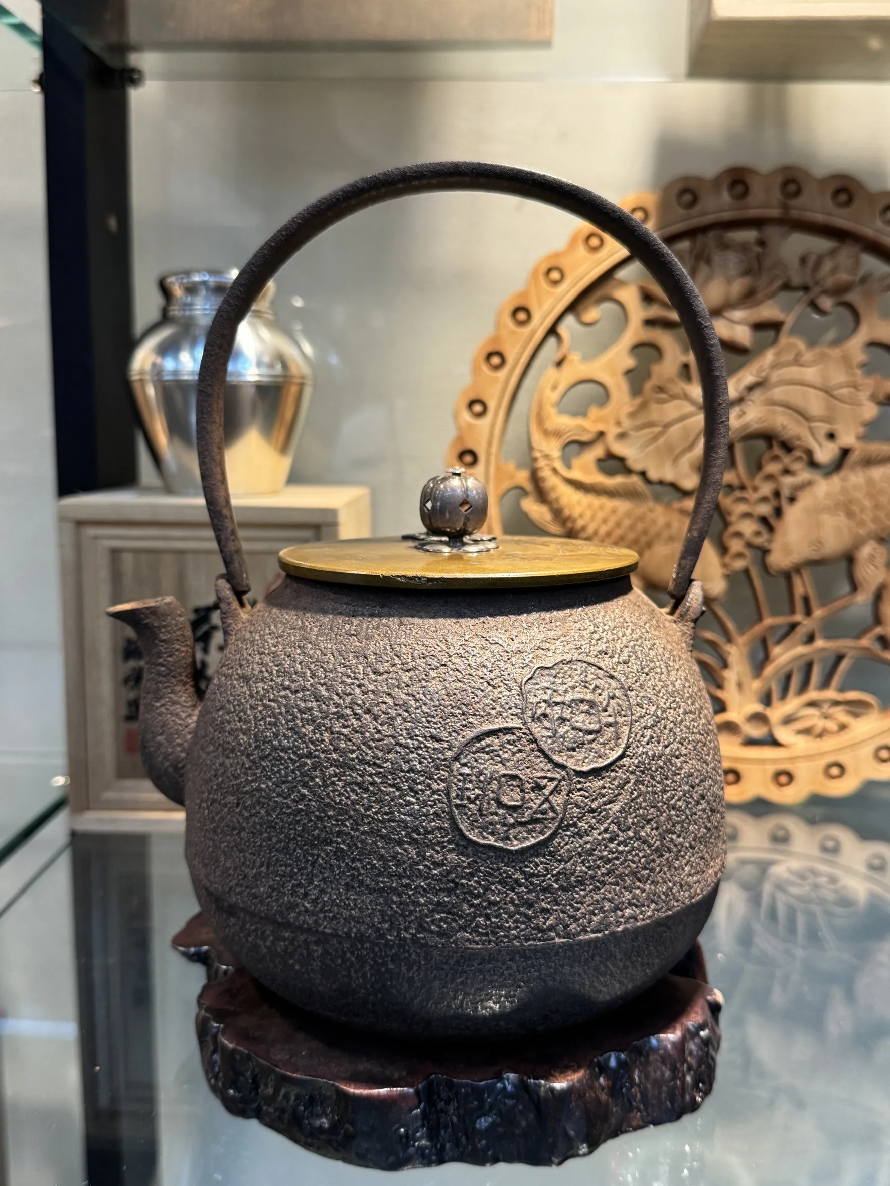 松榮堂作 古錢紋銀紋把銀摘 銀鑲嵌牡丹蓋老鐵瓶