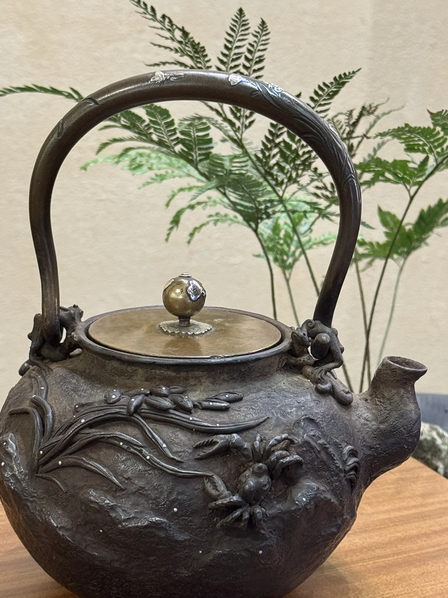 龜文堂拙家款 銀象嵌蘭蟹老鐵瓶