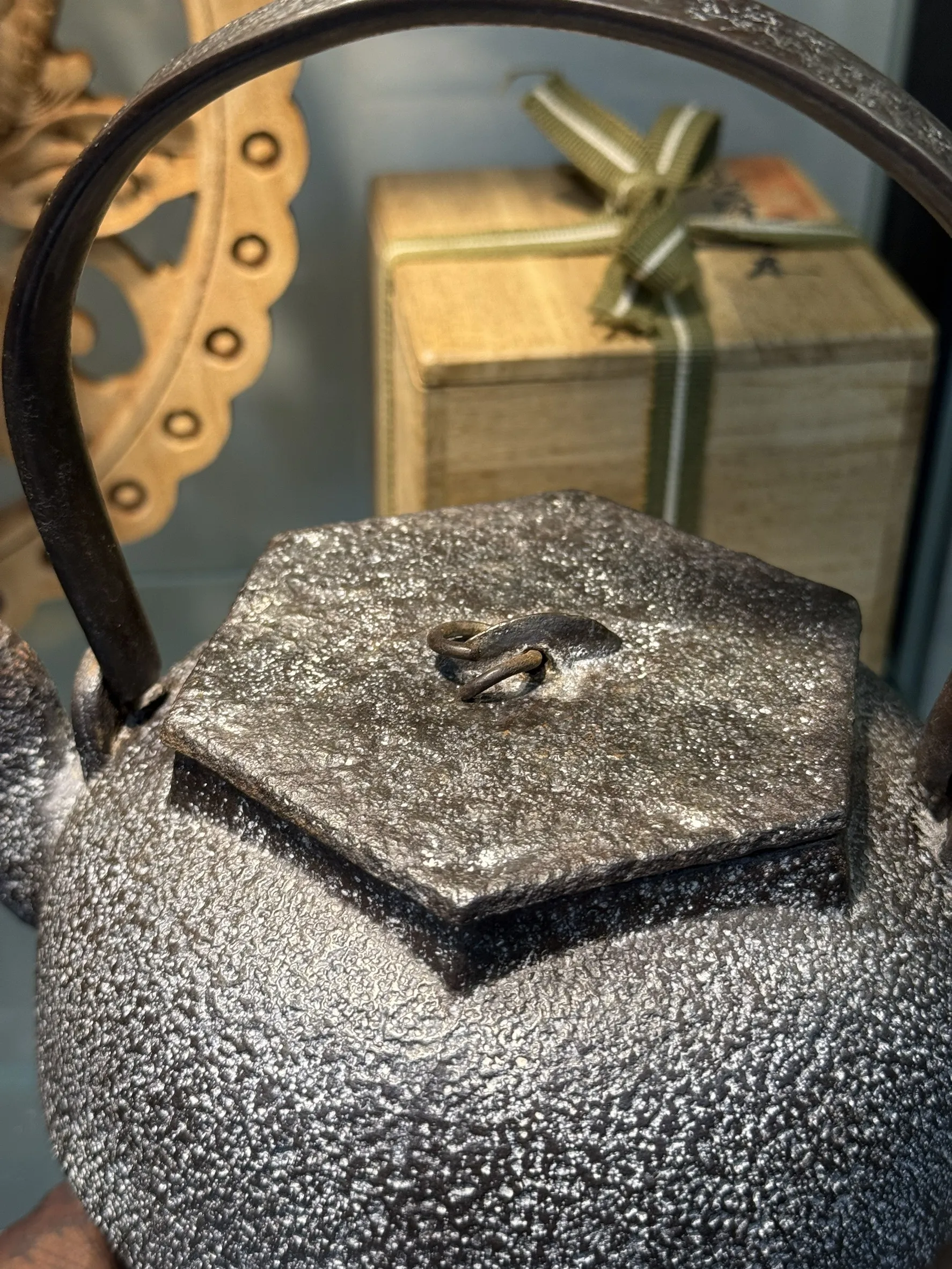 平安時期 金壽堂三代雨宮宗兵衛造 平丸型六角鐵蓋老鐵瓶