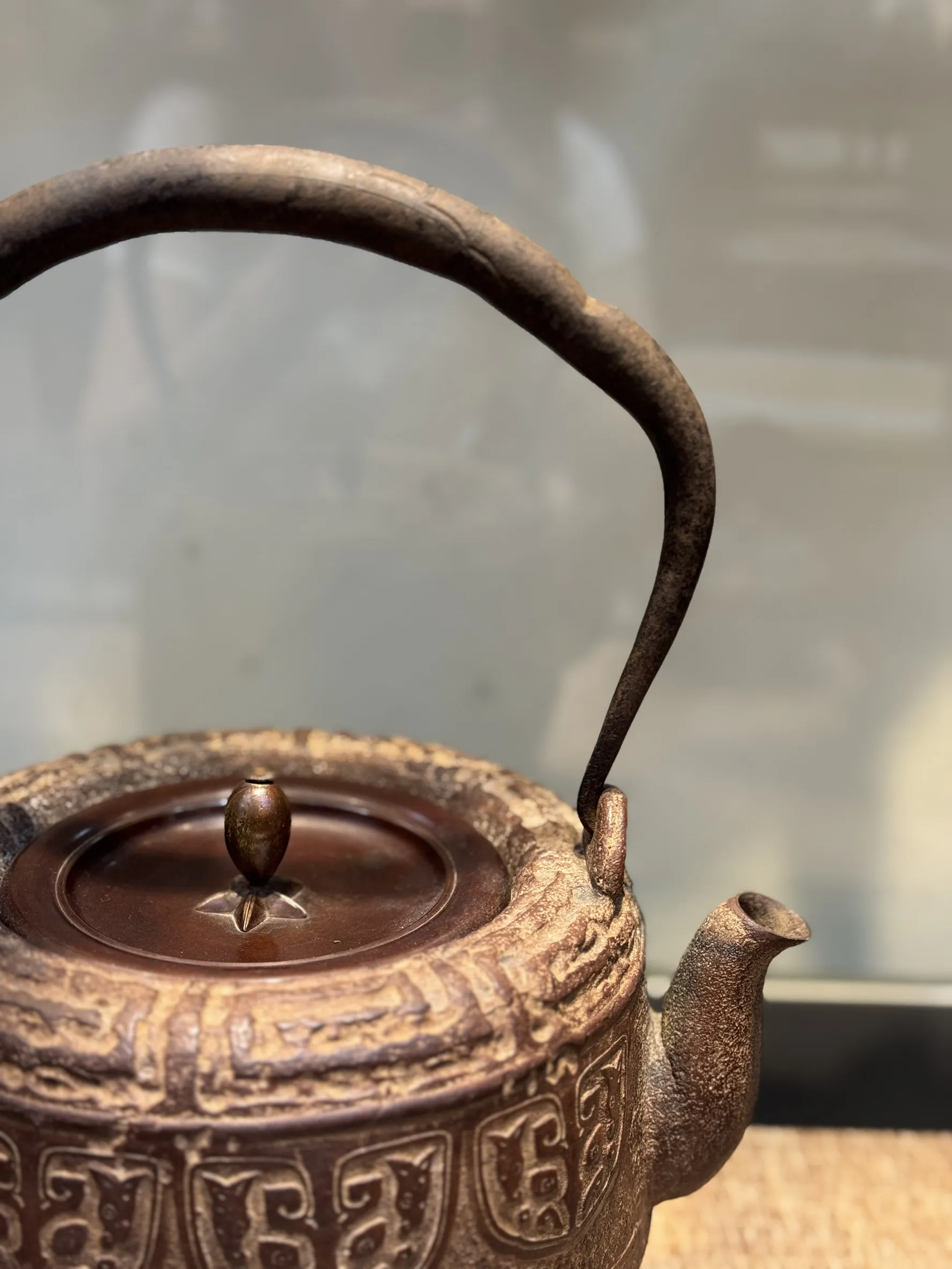 道安型饕餮紋老鐵瓶