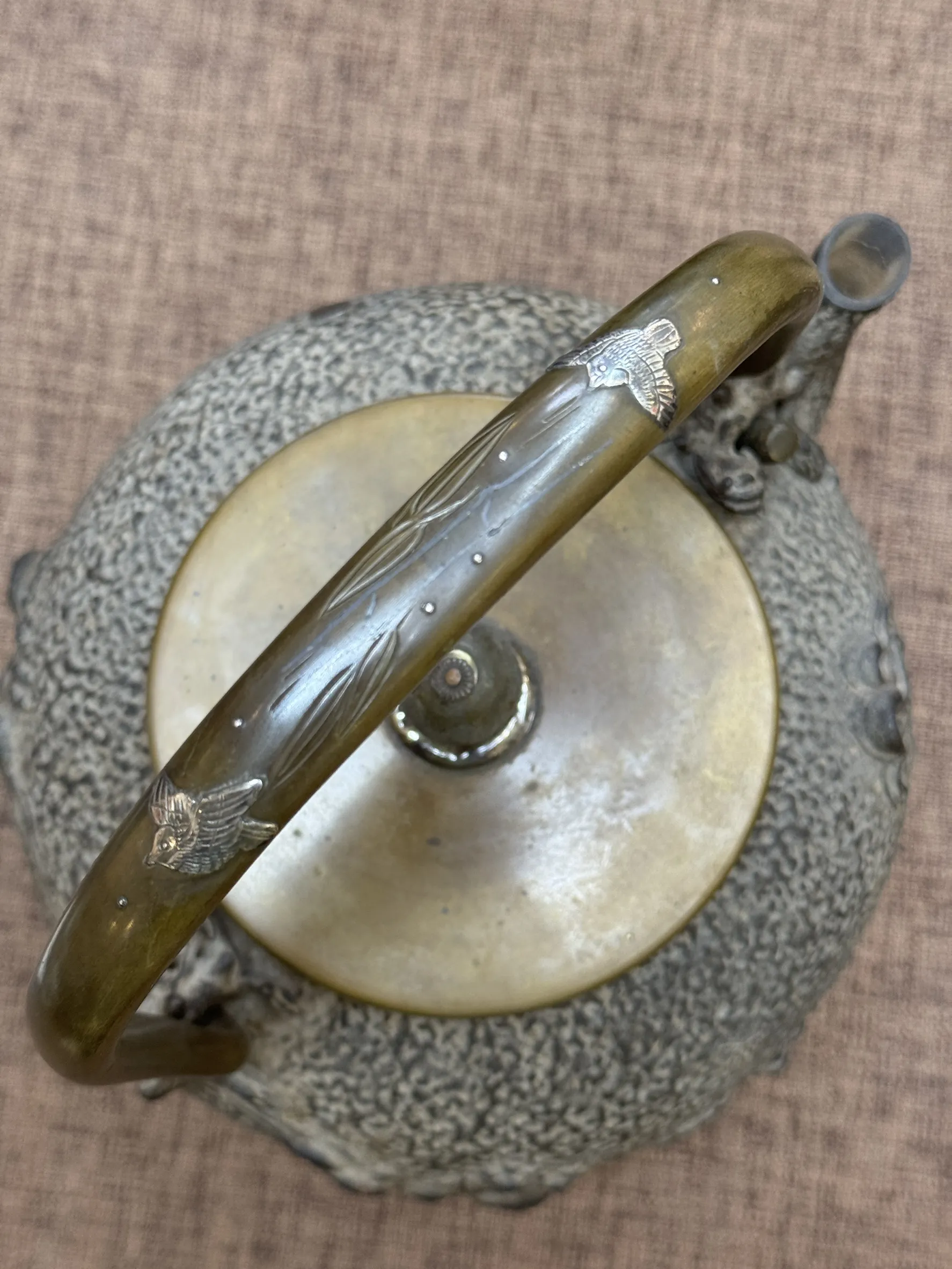 龜文堂 明治期 大白肌訂製款波千鳥鐵瓶