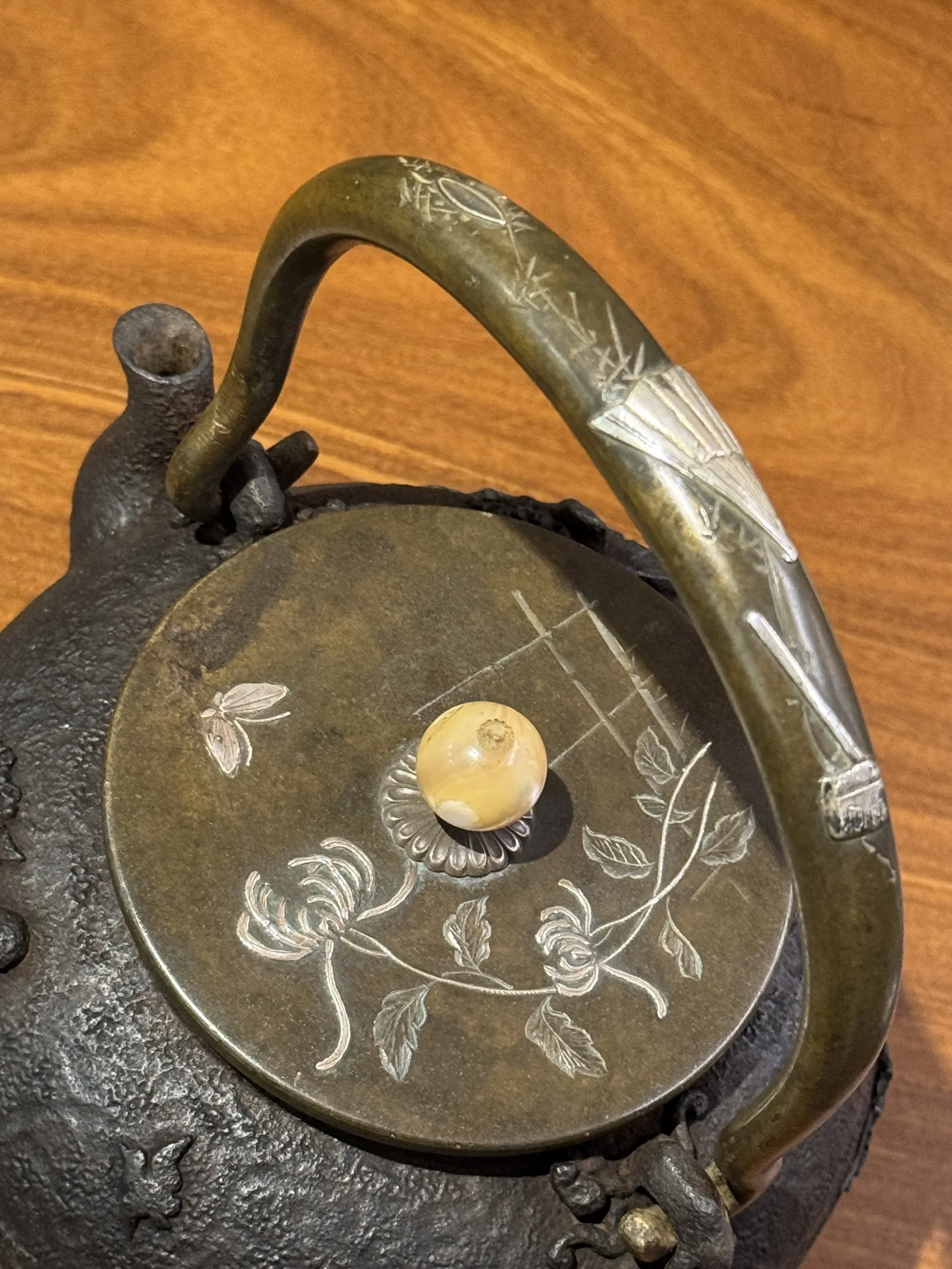 龜文堂 山水家屋 花蝴蝶嵌銀蓋 嵌銀把 老鐵壺