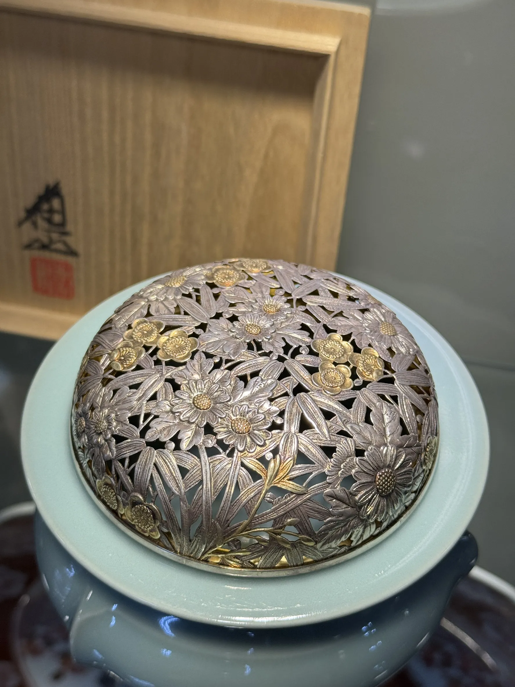 蘇山作 金銀雕花瓷香爐