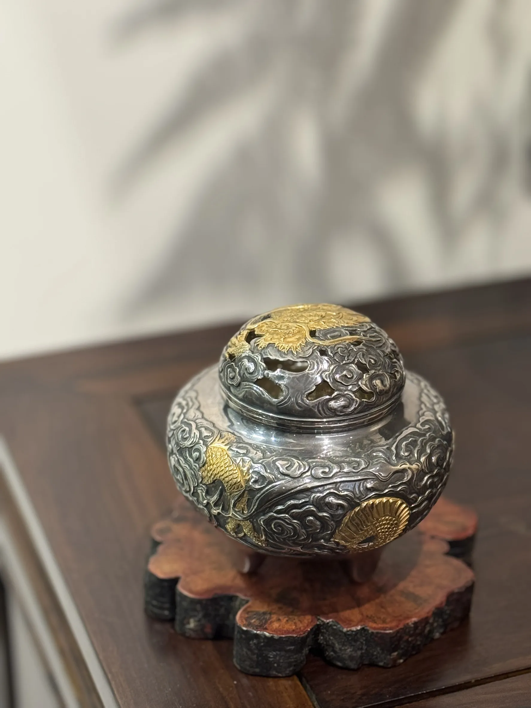 六代藏六 嵌金雲龍 純銀香爐